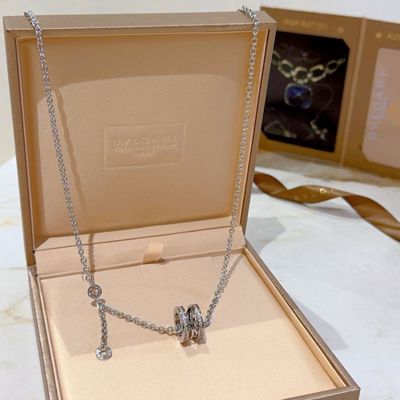 Bv1g*ai necklaces